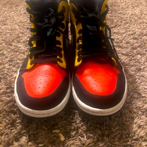 Nike 1’s excellent condition size men’s 8.5 black, yellow, and red in color - Picture 3 of 4
